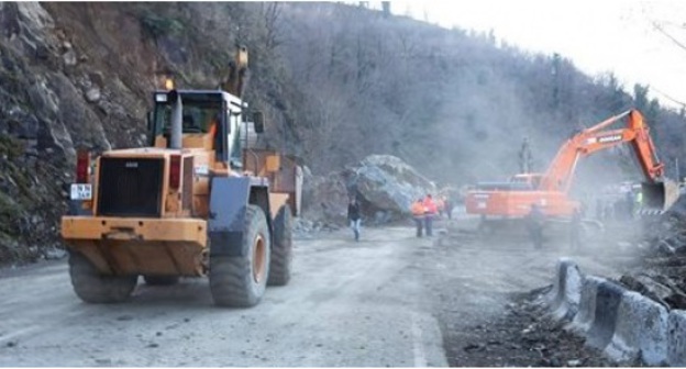 Обвал скальной массы на Военно-Грузинской дороге. Фото: http://www.georoad.ge/?lang=geo&act=news&func=menu&uid=1499609766