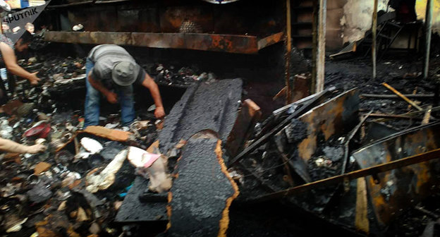 Последствия пожара на рынке в Поти. © Sputnik/ Djemal Gambashidze
 https://sputnik-georgia.ru/incidents/20170710/236572756/Postradavshij-ot-pozhara-v-Poti-vskryl-sebe-veny.html