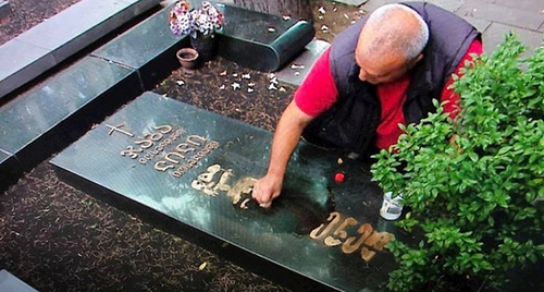 Надпись "Перезахороните меня" на надгробном камне лидера вооруженного формирования "Мхедриони" Джабы Иоселиани в Тбилиси. Фото https://www.newsgeorgia.ge/v-tbilisi-oskvernili-mogilu-lidera-vooruzhennogo-formirovaniya-mhedrioni/#t20c