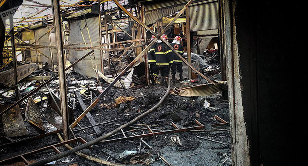 Последствия пожара на рынке в Поти. © Sputnik/ Djemal Gambashidze
 https://sputnik-georgia.ru/incidents/20170710/236573587/Na-rynke-v-Poti-sgorelo-2000-kv-m.html