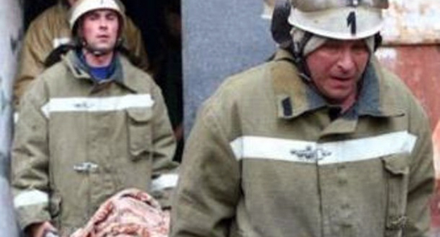 Сотрудники Пожарной охраны. Фото http://bloknot-stavropol.ru/news/troe-malenkikh-detey-sgoreli-v-strashnom-pozhare-v-862151