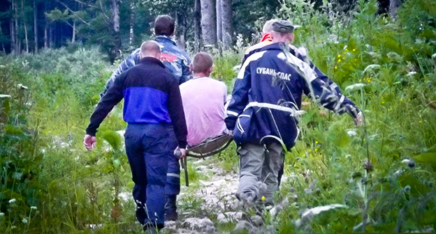 Эвакуация туриста с горы Фишт. Фото http://www.livekuban.ru/news/proisshestviya/kubanskie-spasateli-evakuirovali-postradavshego-turista/