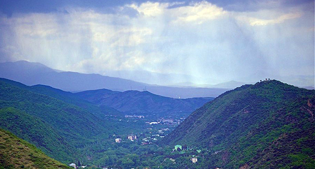 Дождь в горах Грузии. Фото © Sputnik / Alexander Imedashvili


Читать далее: https://sputnik-georgia.ru/incidents/20170708/236564035/Propavshie-v-gorah-Gruzii-turisty-nashlis-idet-spasatelnaja-operacija.html