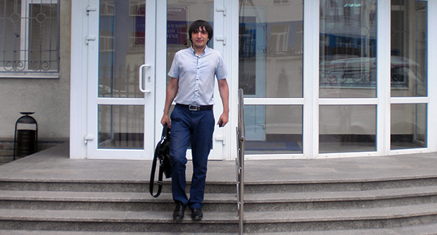 Адвокат Татьяны Карпенко Рамиль Сефиханов выходит из здания Северо-кавказского оружного военного суда
