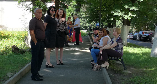 Члены партии члены партии "Коммунисты России" перед зданием суда. Фото Эммы Марзоевой для "Кавказского узла"