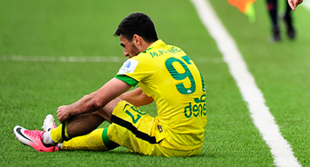 Игрок  ФК "Анжи" на тренировке Фото http://www.fc-anji.ru/news/ru/club_news/gamal_babaev_komanda_zametno_progressiruet130717/