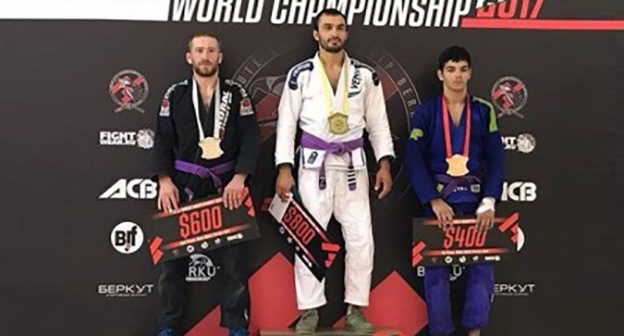 Алан Канкулов на верхней ступеньки пьедестала. Фото  http://kbrria.ru/sites/default/files/field/image/boec_iz_kbr_stal_chempionom_mira_po_dzhiu-dzhitsu.jpg