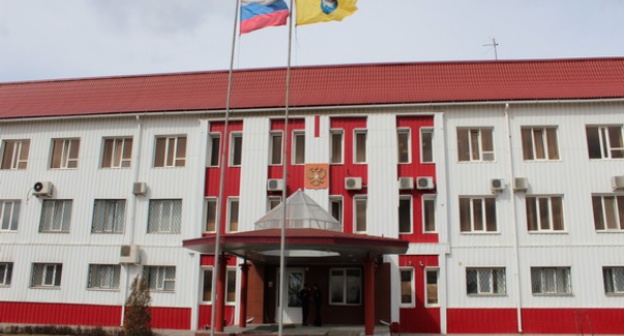 Элистинский горсуд. Фото http://fedpress.ru/news/society/news_crime/1370519057-zhitel-elisty-osuzhden-na-devyat-let-za-ponozhovshchinu-i-pyanoe-dtp 