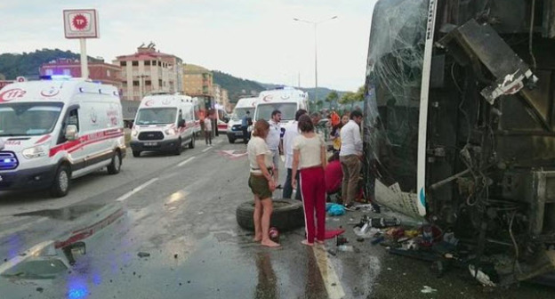 Пассажирский автобус, который перевозил в Турции грузинский детский хореографический ансамбль "Лампиреби", попал в ДТП. Турция, 16 июля 2017 г. Фото https://newsone.ua/wp-content/uploads/2017/07/e693fa8ff47a1c843be7b198975bea75.png