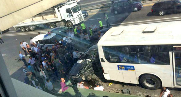 На месте ДТП в Баку. 17 июля 2017 г. Фото http://www.1news.az/society/20170717113133492.html