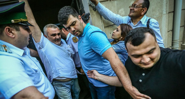 Афган Мухтарлы (в центре). Кадр из видео "Кавказского узла"