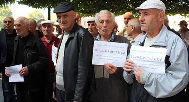 Сотрудники химкомплекса "Ванадзор-Химпром" 6 октября на акцию протеста у здания правительства Армении. Фото Тиграна Петросяна для "Кавказского узла"

