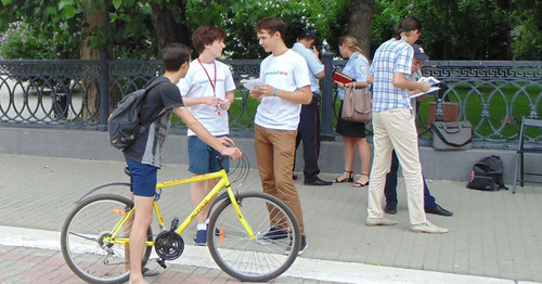 Сторонники Навального провели информационные пикеты в Астрахани. 15 июля 2017 г. Фото Елены Гребенюк для "Кавказского узла"