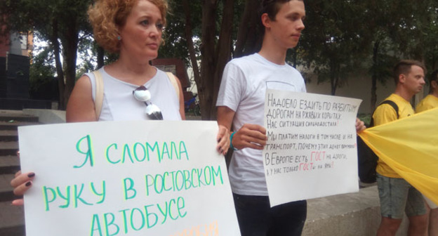 Пикет с требованием улучшить работу городского транспорта. Ростов-на-Дону, 14 июля 2017 г. Фото Константина Волгина для "Кавказского узла"