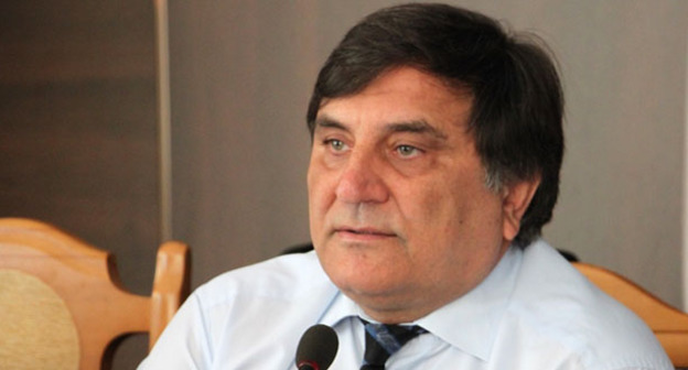 Сайгидпаша Умаханов. Фото: официальный сайт Казбековского района Дагестана http://kazbekovskiy.ru/sajgidpasha-umaxanov-vstretilsya-s-aktivom-kazbekovskogo-rajona/