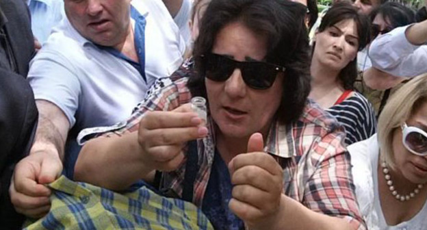 Гезяль Байрамлы (в центре). Фото https://haqqin.az/news/63454