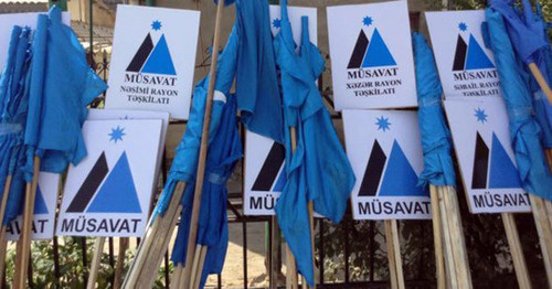 Флаги и плакаты с символикой партии "Мусават". Фото https://haqqin.az/multimedia/14922