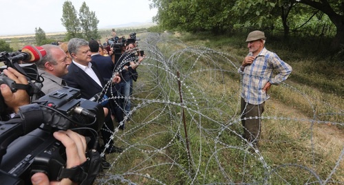 Порошенко на границе с Южной Осетией. Фото: http://www.president.gov.ua/ru/news/mi-budemo-borotisya-shob-likviduvati-kolyuchi-droti-preziden-42510
