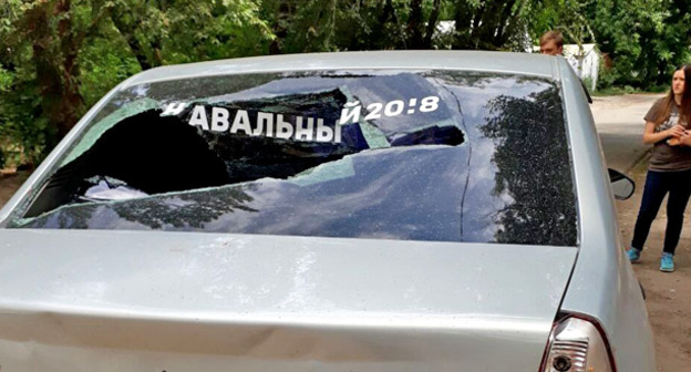 Неизвестные разбили машину с наклейкой Навальный 2018. Астрахань, 20 июля 2017 г. Фото Елены Гребенюк для "Кавказского узла"