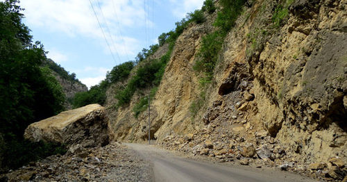Отрезок дороги Варденис - Мартакерт, где существует опасность схода оползней. Нагорный Карабах. Фото Алвард Григорян для "Кавказского узла"