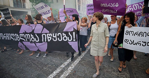 Активистки вышли на "Марш женской солидарности" в Тбилиси. 19 июля 2017 г. Фото Sputnik / Alexander Imedashvil
