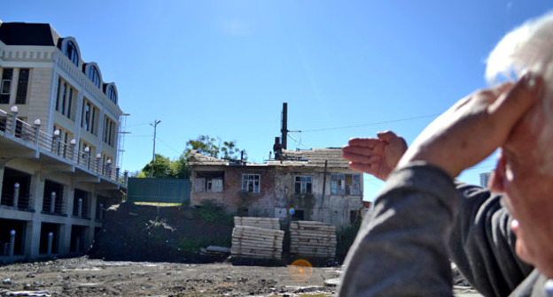 Дом Евгения Скубы на который он показывает. Фото Светланы Кравченко для "Кавказского узла"