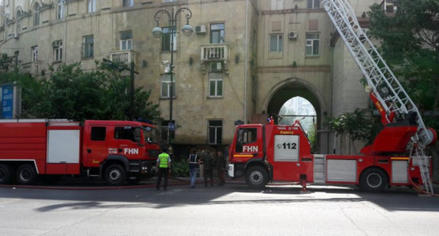 Пожар произошел в жилом пятиэтажном доме в Ясамальском районе Баку. 24 июля 2017 г. Фото http://minval.az/news/123706837