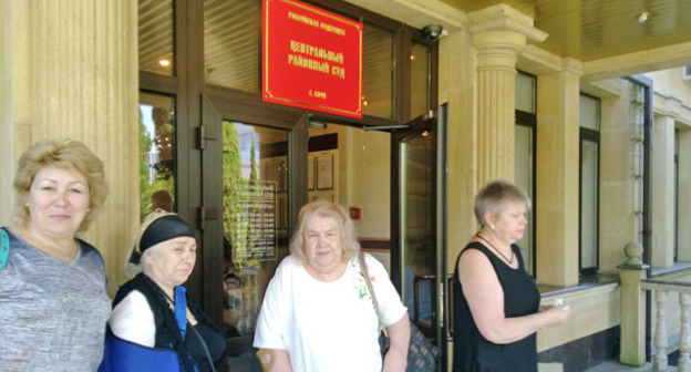 Потерпевшие у здания суда. Слева направо - Нина Стулова,  Этери Джангджава, Лариса Шевелева и из дверей выходит подсудимая Любовь Гараева. Сочи, июль 2017 г. Фото Светланы Кравченко для "Кавказского узла"