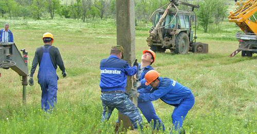 Работники "Калмыцкой энергетической компании". Фото http://kalmenergokom.ru/press12.html