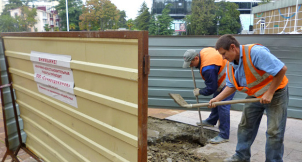 Работники водоканала проводят аварийные работы. Сочи, июль 2017 г. Фото Светланы Кравченко для "Кавказского узла"