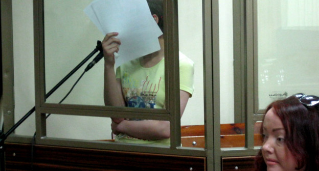 Виктория Семенова прикрывается от камер журналистов. Ростов-на-Дону, 26 июля 2017 г. Фото Валерия Люгаева для "Кавказского узла"