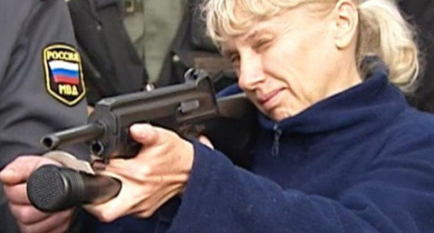 Инесса Тарвердиева во время следственного эксперимента. Фото http://vipstav.ru/news/stavropol/1763-semeynoy-bande-ubiyc-iz-divnogo-predyavleno-obvinenie.html