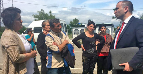 Близкие задержанных общаются с Кахабер Кемоклидзе. Май 2016 г. Фото: Tamar Zantaraia (RFE/RL)