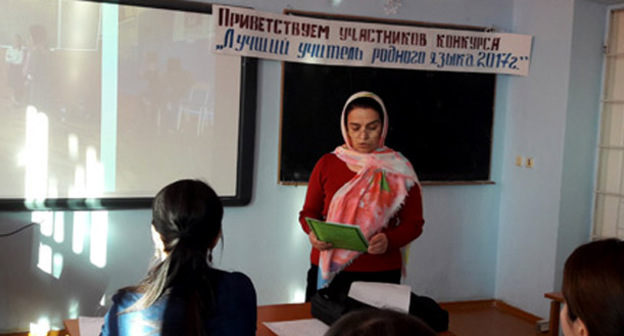 Школьный учитель. Дагестан. Фото www.riadagestan.ru