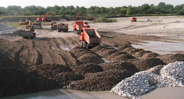 Укрепление дамбы на реке Черек. Кабардино-Балкария. Фото http://kbrria.ru