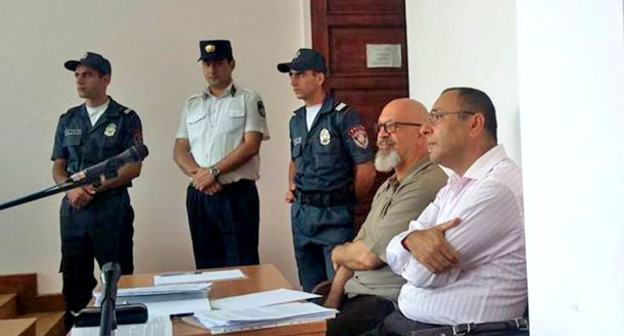 Каро Егнукян (второй справа) в зале суда. Фото: RFE/RL