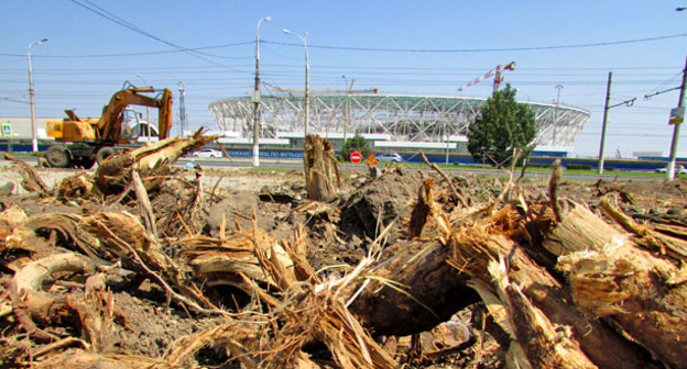 Земляные работы на месте выкорчеванного парка "Сталинградских вдов" . Волгоград, 27 июля 2017 г. Фото Вячеслава Ященко для "Кавказского узла"
