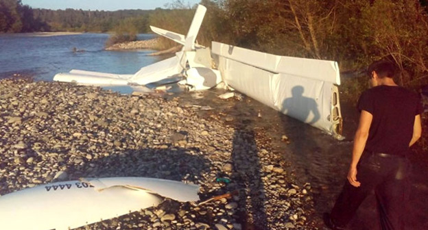 На месте падения легкомоторного самолета. Пицунда. Фото: Пресс-служба МЧС Абхазии

