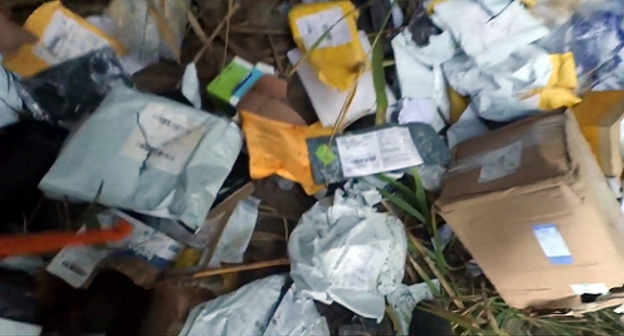 Упаковки от посылок "Почты России", найденные в Ростове-на-Дону. Скриншот из видеозаписи, опубликованной в Youtube 22 июля 2017 года автором находки.