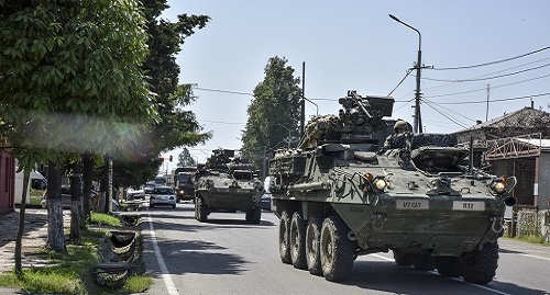 Конвой грузинских военных направляется из Поти в зону учений. Фото из аккаунта Flickr европейского командования ВС США.
https://www.flickr.com/photos/usarmyeurope_images/