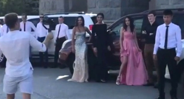 Видеозапись вечеринки выпускников Волгоградской академии МВД н, опубликованная на YouTube 29 июля 2017 г. Фото: кадр из видео на YouTube