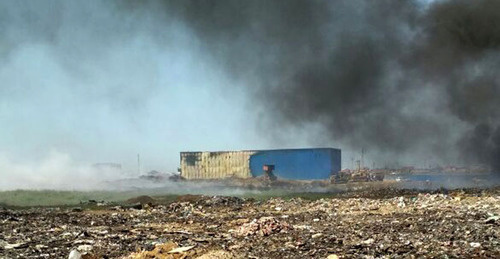 Мусорная свалка на территории поселка Кирпичный, на фото также виден цех мусоросортировочный. Фото: М. Магомедова