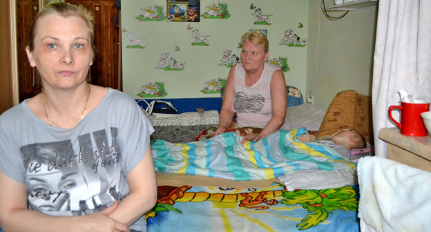 Ольга Пашкова (на первом плане) в квартире, которая нуждается в ремонте. Сочи, июль 2017 г. Фото Светланы Кравченко для "Кавказского узла"