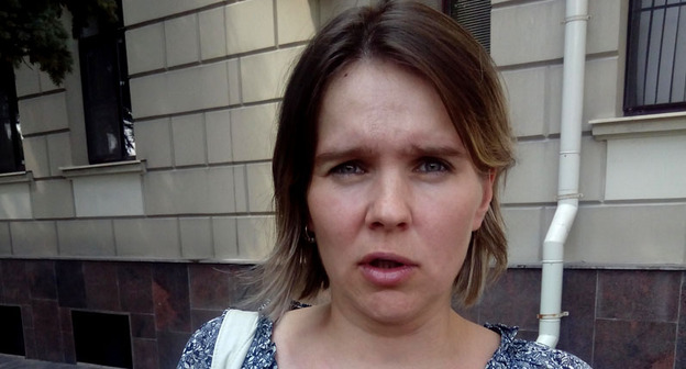 Анна Побежимова во время одиночного пикета. Волгоград, 2 августа 2017 г. Фото Татьяны Филимоновой для "Кавказского узла"