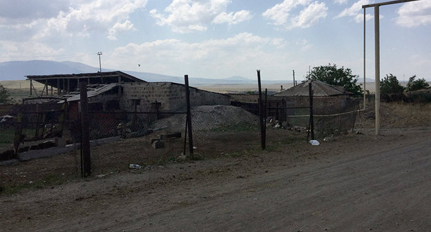Окраина армянского села. Фото © Sputnik/ Armenuhi Mkhoyan
https://ru.armeniasputnik.am/incidents/20170802/8150966/podozrevaemyj-v-napadenii-v-sele-shamiram-zhil-v-sosednej-oblasti.html