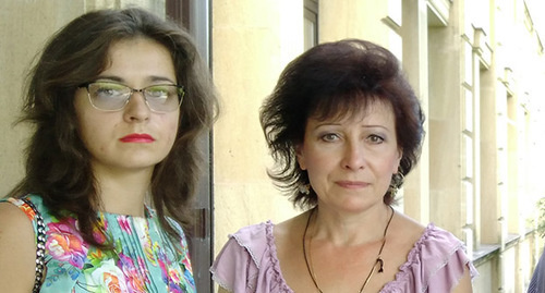Ирина Снытко (справа) и ее дочь у здания суда. Фото Светланы Кравченко для "Кавказского узла"