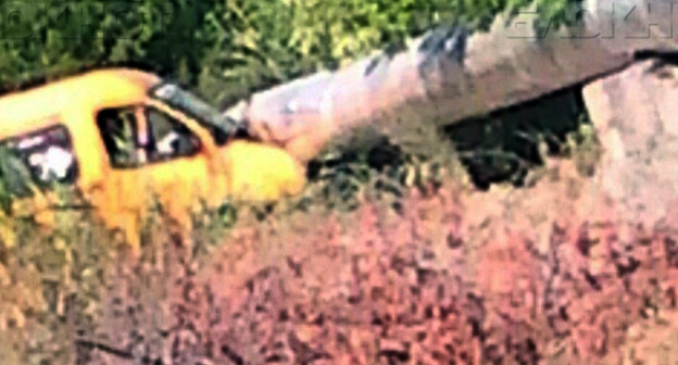 Маршрутное такси врезалось в трубу теплотрассы. Фото http://bloknot-volgograd.ru/news/marshrutka-47-protaranila-trubu-teplotrassy-na-yug-869656