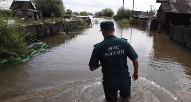 Сотрудник МЧС во время наводнения. Фото gogetnews.info