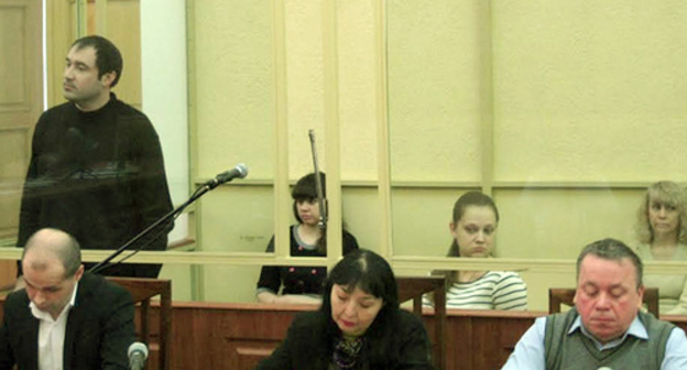 Подсудимые по делу "банды амазонок" в Ростовском областном суде:  Сергей Синельник, Виктория Тарвердиева, Анастасия Синельник, Инесса Тарвердиева (слева направо). Фото Константина Волгина для "Кавказского узла"