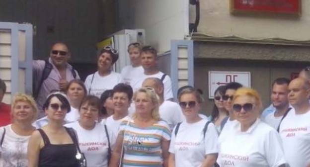 Жители "Пушкинского дола" возле администрации-Краснодарского-края.Фото: сайт "Пушкинский дол"